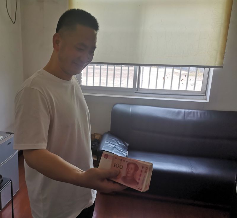 點(diǎn)贊！拾金不昧好的哥 萬元現(xiàn)金物歸原主
